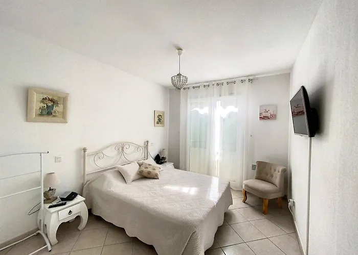 T2 Pour 4 Personnes Dans Avec Piscine דירה *