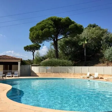 T2 Pour 4 Personnes Dans Avec Piscine Апартаменты
