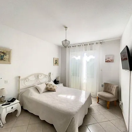 T2 Pour 4 Personnes Dans Avec Piscine Апартаменты *