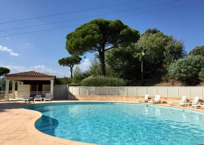 T2 Pour 4 Personnes Dans Avec Piscine 아파트